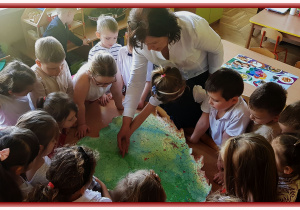Pani Agnieszka pokazuje dzieciom mapę Polski